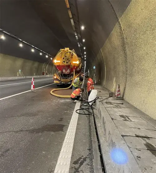 渭滨隧道排水渠清淤